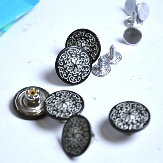 Boutons Jeans - à FRAPPER - Arabesques noires 17mm
