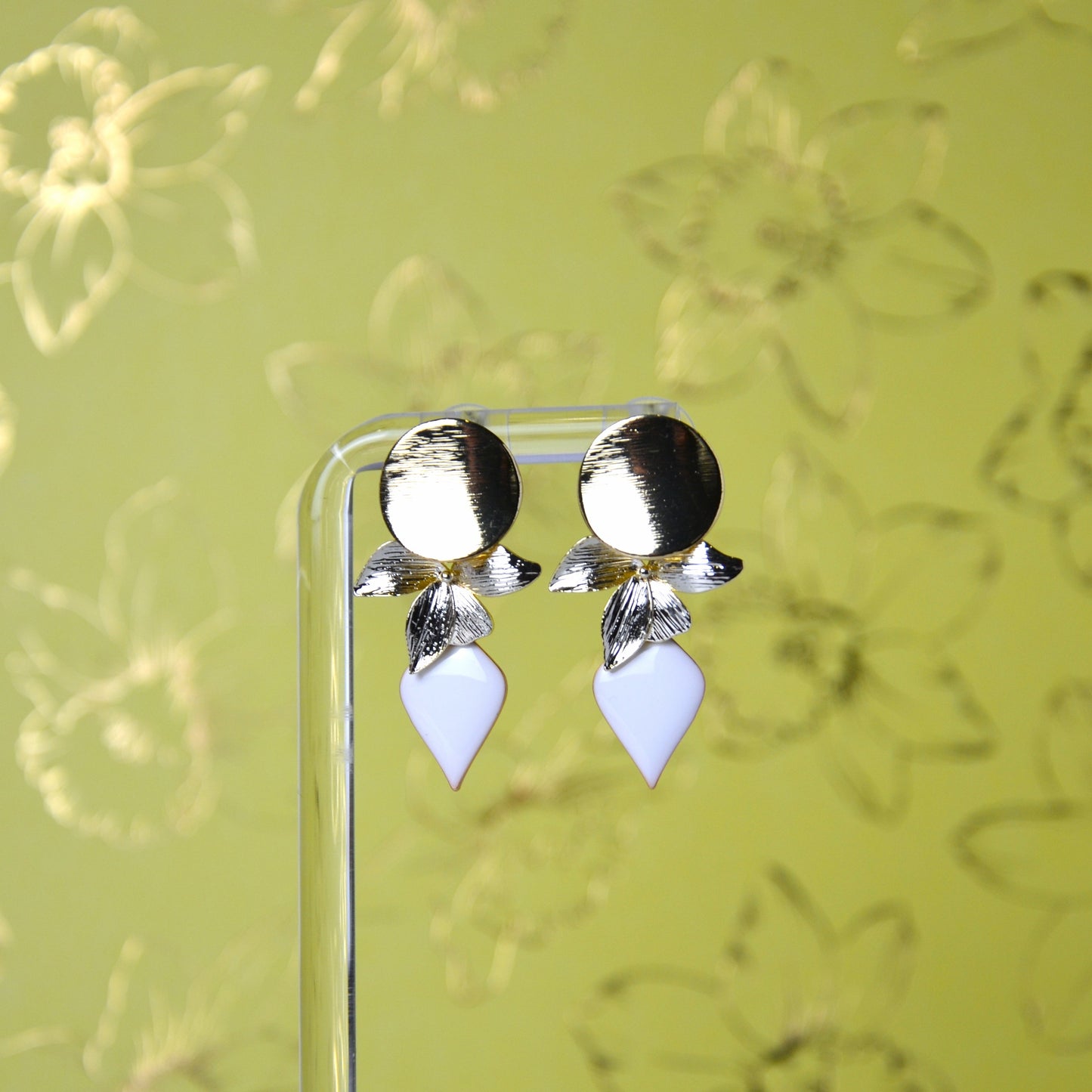Boucles d’oreilles Blanc & Or – Élégance Florale