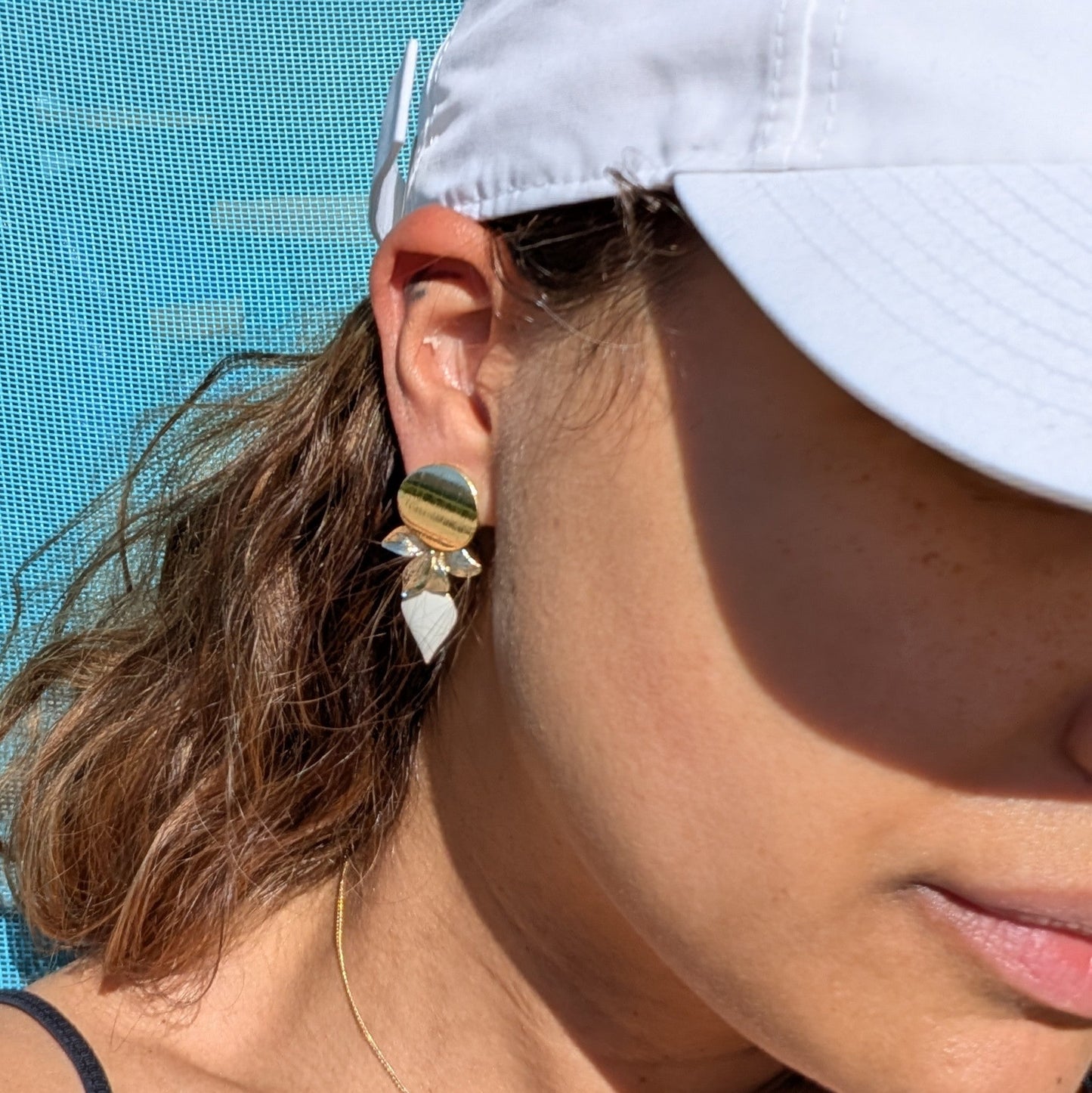 Boucles d’oreilles Blanc & Or – Élégance Florale