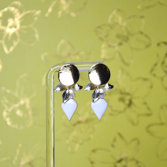 Boucles d’oreilles Blanc & Or – Élégance Florale