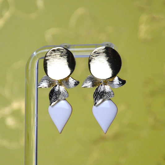 Boucles d’oreilles Blanc & Or – Élégance Florale