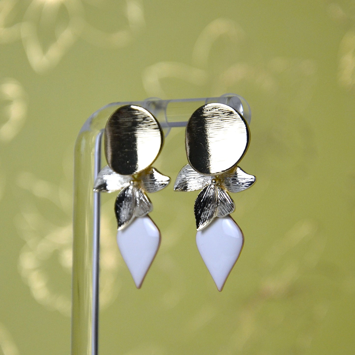 Boucles d’oreilles Blanc & Or – Élégance Florale