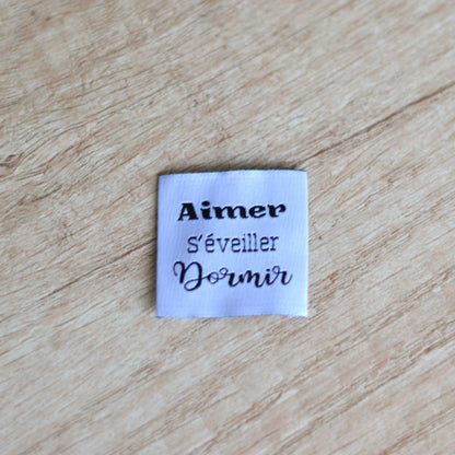 Étiquette à coudre bébé – Aimer, s’éveiller, dormir