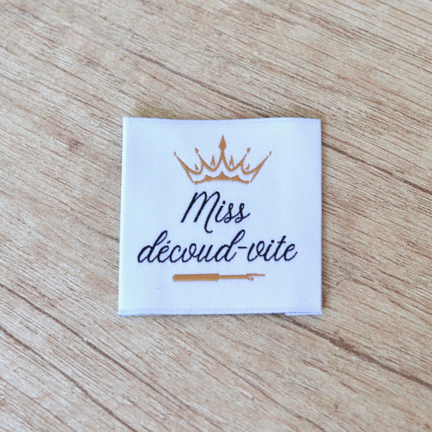 Étiquette tissée à coudre – Miss découd-vite