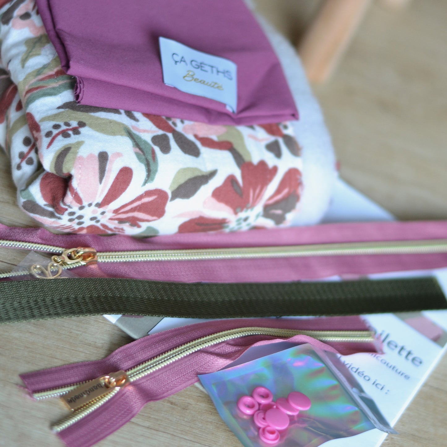 Kit couture trousse de toilette – tissu matelassé réversible « Ça Gèths – Beauté »