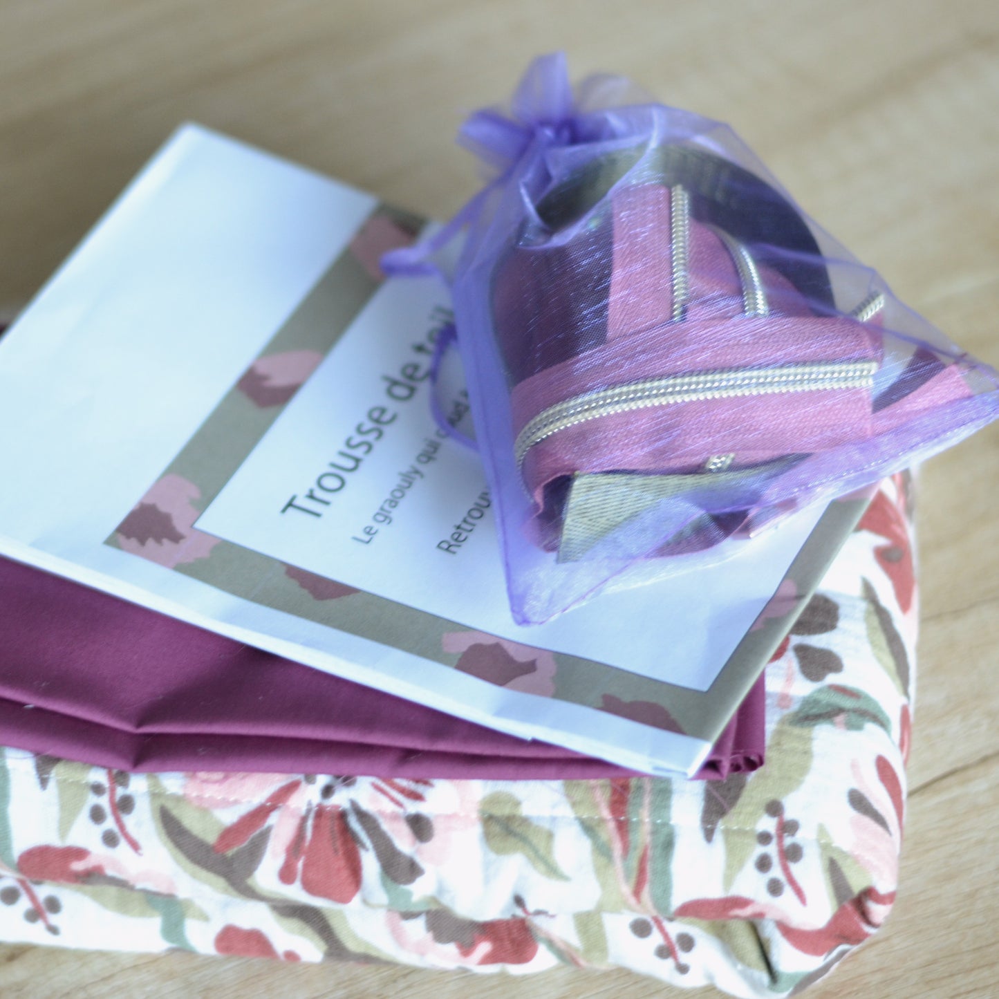 Kit couture trousse de toilette – tissu matelassé réversible « Ça Gèths – Beauté »