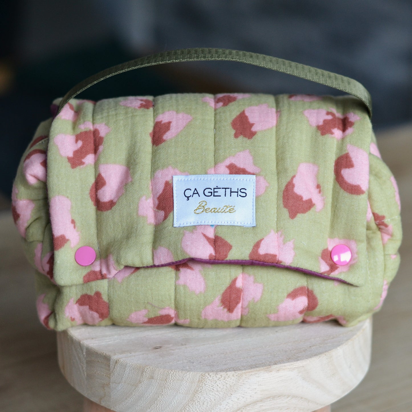 Kit couture trousse de toilette – tissu matelassé réversible « Ça Gèths – Beauté »