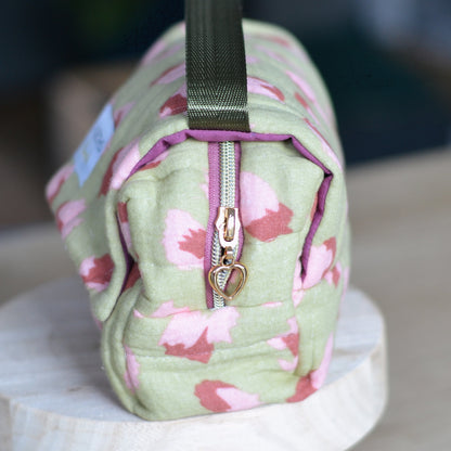 Kit couture trousse de toilette – tissu matelassé réversible « Ça Gèths – Beauté »