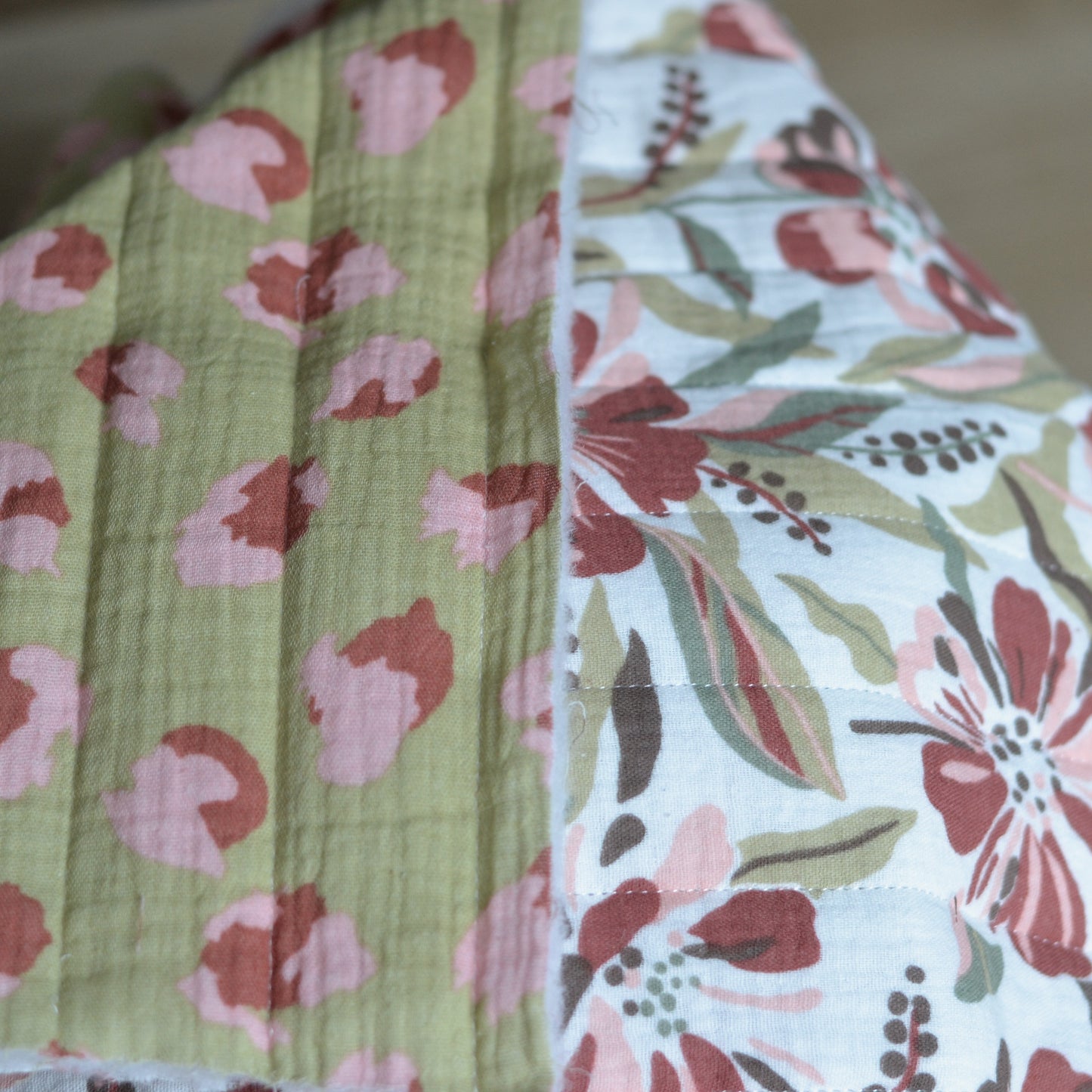 Kit couture trousse de toilette – tissu matelassé réversible « Ça Gèths – Beauté »