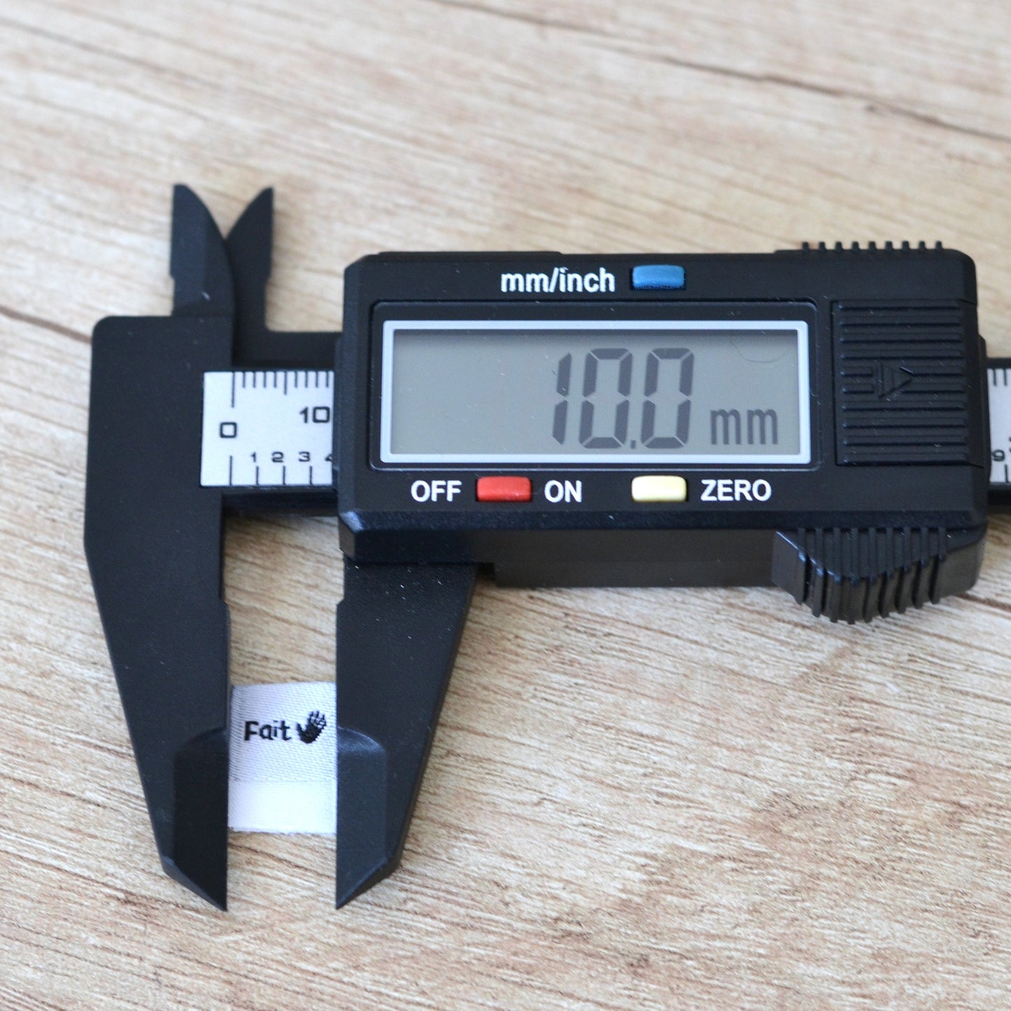 Étiquette tissée à coudre –  “Fait 🖐️” micro