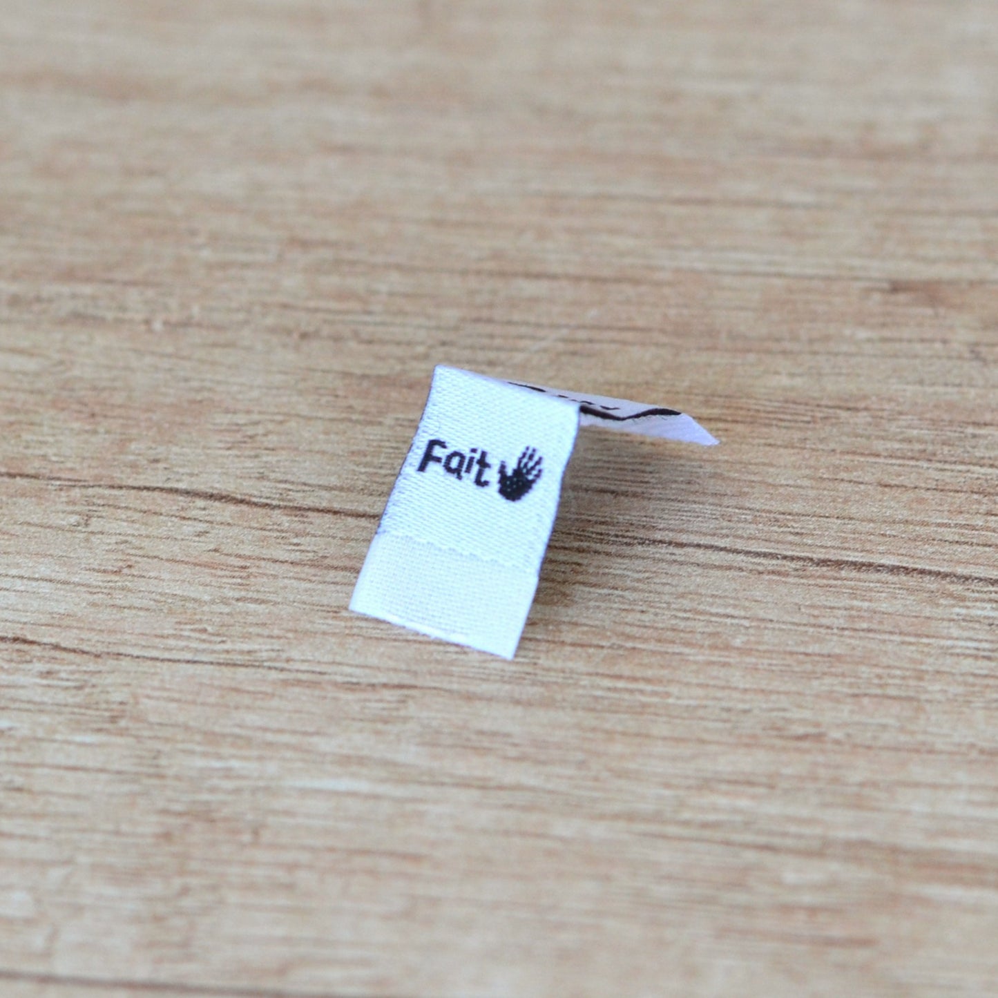 Étiquette tissée à coudre –  “Fait 🖐️” micro